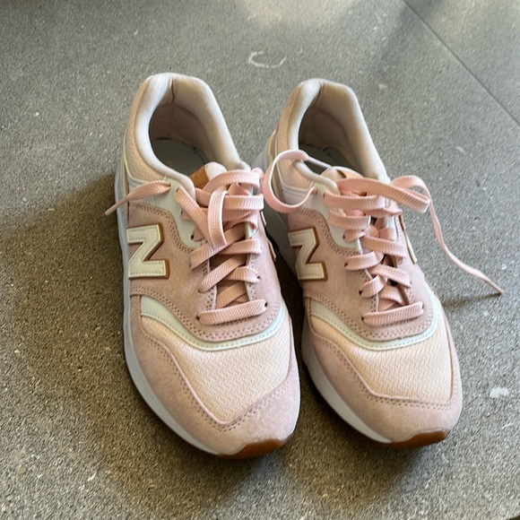 New balance pink tennis shoes/ size 7 - Picture 2 of 2